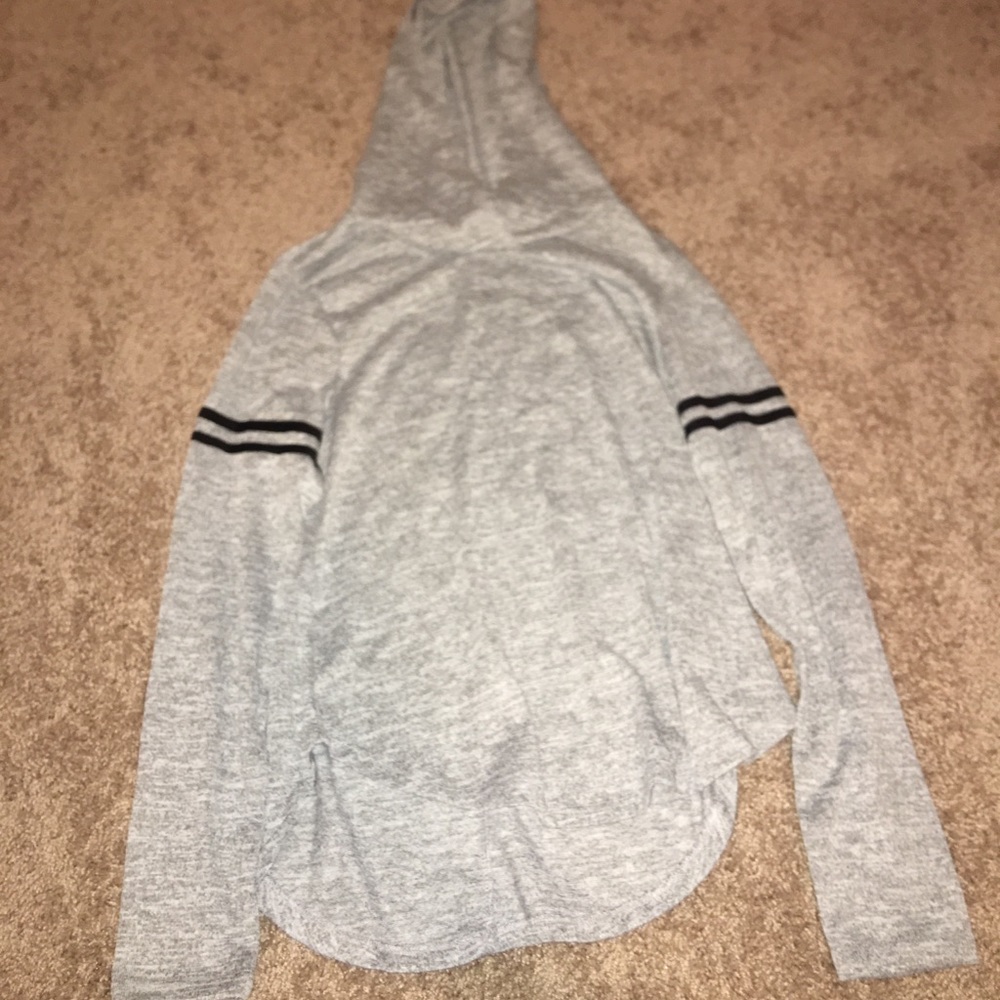 grey long sleeve hooded shirt